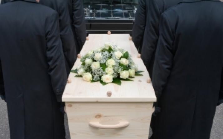 Снятся похороны умершего человека: позитивные и негативные толкования сна
